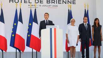 Macron, a ministra da Defesa Catherine Vautrin, o primeiro-ministro Sébastien Lecornu, e a secretária das Forças Armadas, Alice Rufo, cantam o hino nacional em evento com as Forças Armadas.