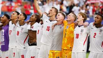 Seleção da Inglaterra cantando 'Wonderwall’ após vitória contra a Noruega pela Copa do Mundo 2026