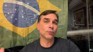 Flávio Bolsonaro em transmissão ao vivo para comentar a decisão do STF que o impediu de visitar o pai
