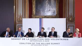 Emmanuel Macron (no centro da imagem) recebeu líderes europeus para a cúpula da “Coalizão dos Voluntários” em apoio à Ucrânia.