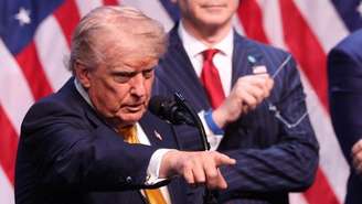 Trump declarou que os EUA restabelecerão bloqueio aos portos iranianos e impôs uma taxa de 20% sobre toda a carga transportada pelo Estreito de Ormuz