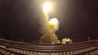 Imagem extraída de vídeo divulgado pelo comando militar dos EUA mostra ataque realizado por forças americanas no Irã. A ofensiva ocorreu durante a retomada dos confrontos entre Washington e Teerã.