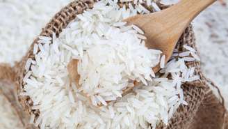 O arroz é considerado um símbolo de fartura e prosperidade em diversas simpatias populares