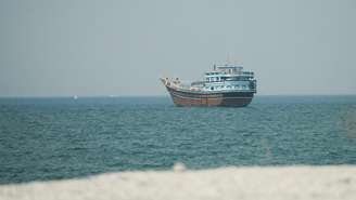 Navio no Estreito de Ormuz, visto de Musandam, em Omã, em 13 de julho de 2026.