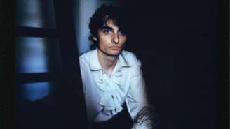 Fire From The Hip tem 12 faixas e amplia o som confessional de Finn Wolfhard com guitarras analógicas, referências aos Rolling Stones e clima indie noventista