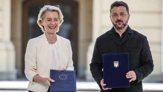 Presidente da Ucrânia, Volodymyr Zelensky, e a presidente da Comissão Europeia, Ursula von der Leyen, durante assinatura de parceria na indústria de defesa.