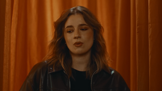 Giana em clipe de "Segredo Clichê"