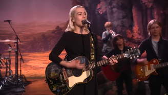 Phoebe Bridgers no The Tonight Show com Jimmy Fallon