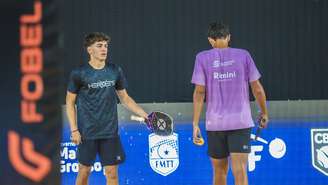 Enzo Vacchiano de preto e Leo Neiva de roxo 