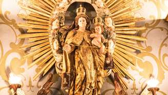 Nossa Senhora do Carmo inspira milhões de fiéis por meio da devoção ao escapulário, um dos símbolos mais conhecidos da fé católica
