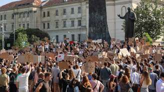 Manifestantes protestaram em várias cidades ucranianas contra a decisão do presidente Volodymyr Zelenskiy de substituir Mykhailo Fedorov no cargo de ministro da Defesa, aqui em Lviv, na Ucrânia, em 16 de julho de 2026.