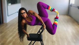Rosiane Pinheiro chamou atenção ao mostrar uma posição avançada durante aula de Chair Dance