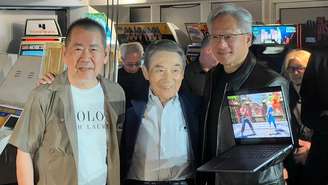 Da esquerda para a direita: Yu Suzuki, Shoichiro Irimajiri e Jensen Huang com o jogo Virtua Fighter Crossroads