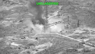 Fumaça se eleva após uma explosão em local não especificado, durante ataques contra o Irã, segundo o Comando Militar dos EUA para o Oriente Médio (CENTCOM), em uma imagem extraída de um vídeo divulgdo em 15 de julho de 2026 via Reuters - U.S. Central Command.