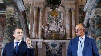 O chanceler alemão, Friedrich Merz, e o presidente francês, Emmanuel Macron, concedem entrevista coletiva no Palácio de Augustusburg, em Brühl, na Alemanha, nesta sexta-feira (17).