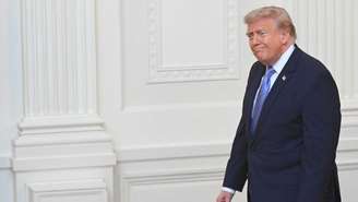 O presidente dos Estados Unidos, Donald Trump, chega para se dirigir à nação a partir da Sala Leste da Casa Branca, em Washington, DC, em 16 de julho de 2026.