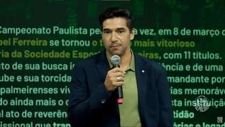 Abel Ferreira recebe homenagem na Sala de Troféus do Palmeiras