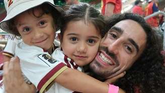 Cucurella e seus dois filhos durante a Copa do Mundo.