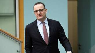 O deputado Jens Spahn renunciou, no sábado, 18 de julho de 2026, ao cargo de líder dos deputados conservadores alemães. Ele estava sob pressão após revelar que havia se tornado pai por meio de uma barriga de aluguel no exterior.