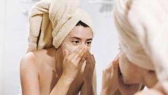 Mulher aplicando esfoliante facial 