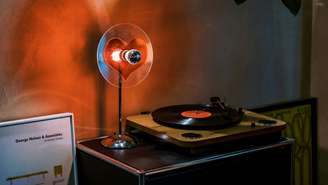 Veja como escolher móveis, iluminação e decoração para transformar o vinil em protagonista de um ambiente cheio de personalidade
