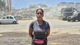 Lorena Laya diante das ruínas do edifício OPP 27, em La Guaira, onde moravam seu pai, sua madrasta e seus irmãos