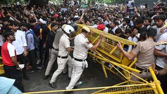 Polícia indiana tenta conter os manifestantes na capital Nova Délhi, em 20 de julho de 2026.