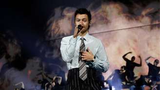 Harry Styles se apresenta no palco durante o BRIT Awards, em fevereiro de 2026 (Foto de JMEnternational/Getty Images)