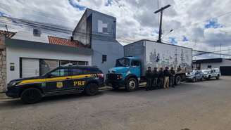 Dupla tenta fugir, mas é detida com caminhão roubado na BR-232, em Custódia (PE).