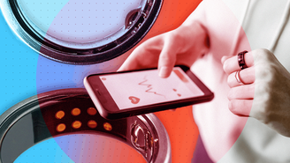 Montagem mostra mãos femininas usando um anel Oura e olhando para as estatísticas de saúde no seu telefone celular, ao lado de imagens maiores do anel, com círculos coloridos sobrepostos nas cores azul e vermelho