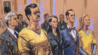Esboço da audiência representa ex-presidente venezuelano Nicolás Maduro e sua esposa, Cilia Flores (vestidos de marron) ao lado dos advogados no Tribunal Federal Daniel Patrick Moynihan, na cidade de Nova York, em 22 de julho de 2026.