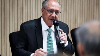 O vice-presidente Geraldo Alckmin fala durante declaração à imprensa a respeito do recente anúncio do USTR de imposição de tarifas contra produtos brasileiros, na sala de coletivas do Palácio Itamaraty, em 14 de julho de 2026.