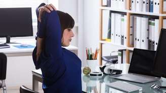 Confira exercícios de pilates para destravar a coluna na cadeira