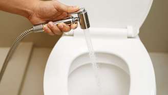 Descubra por que colocar água quente nos vasos sanitários pode facilitar a limpeza do banheiro, reduzir odores e ajudar a remover resíduos