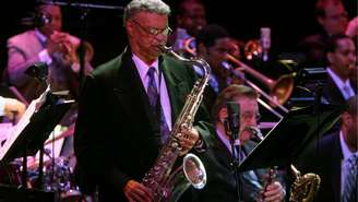 Plas Johnson no sax durante a Lincoln Center Jazz Orchestra, em fevereiro de 2006 (Foto de Hiroyuki Ito/Getty Images)