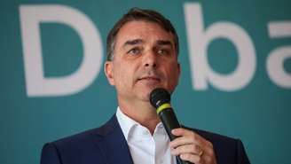 Flávio Bolsonaro não informou o motivo de ter cancelado R$ 1 milhão em notas fiscais