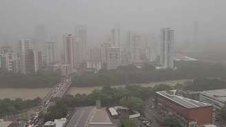 Cidade do Recife em dia de chuva.