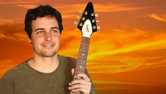 Felipe Dylon segue na música e celebra 39 anos nesta quarta