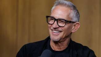 Gary Lineker, que jogou pela Inglaterra nas Copa de 1986 e 1990, tem fortuna estimada em US$ 30 milhões, que vem principalmente da carreira como apresentador e da participação em anúncios comercias
