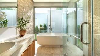 Porta fechada, plantas, cores e organização: veja dicas do Feng Shui para equilibrar a energia do banheiro e criar um ambiente mais agradável 