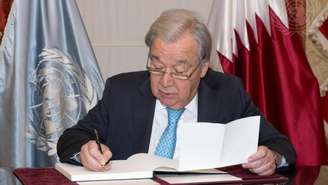 O secretário geral da ONU, António Guterres, assina o Livro de Condolências pelo Xeique Hamad bin Khalifa Al Thani, ex-Emir do Estado do Catar. Nova York, 14 de julho de 2026