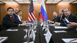 Marco Rubio, secretário de Estado dos EUA (à esquerda), e o chanceler russo; Serguei Lavrov (à direita); durante encontro à margem da reunião da Asean, em Manila.