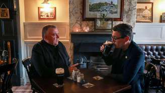 O novo primeiro-ministro britânico, o trabalhista Andy Burnham, durante vista a um pub de Wigan, em 5 de junho de 2026 (imagem ilustrativa).