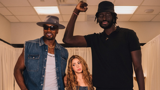 Shakira impressiona com diferença de altura com jogadores de basquete