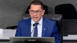 O vereador Anderson Goggi, presidente da Câmara de Vitória (ES), em sessão realizada nesta quarta-feira, 22