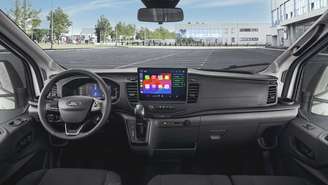 Painel da Transit tem itens atualizados, como o painel de instrumentos e a central multimídia - Ford/Divulgação