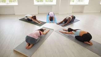 Descubra os benefícios da Postura da Criança (Balasana) para a mente. Aprenda o passo a passo, variações simples e como aliviar o estresse