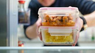 Guardar comida quente no plástico estraga? Especialista explica o mito da condensação e revela como resfriar o almoço de forma segura