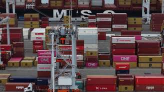 Contêiners chegam ao porto de Oakland, na Califórnia. (18/04/2025)