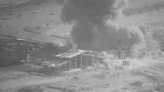 Fumaça sobe de uma explosão em local desconhecido, durante o que o Comando Central dos EUA (Centcom) afirma serem ataques a alvos militares iranianos, nesta captura de tela retirada de um vídeo divulgado em 23 de julho de 2026.